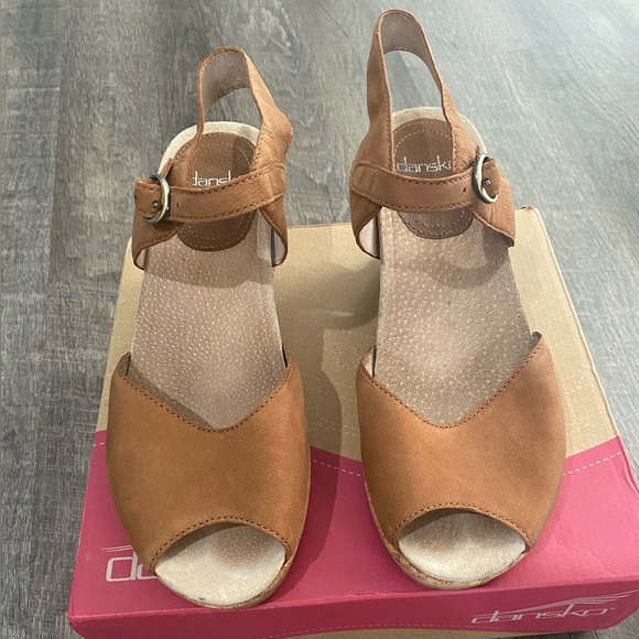 Dansko Charlotte Camel Milled Nubuck - Picture 2 of 7